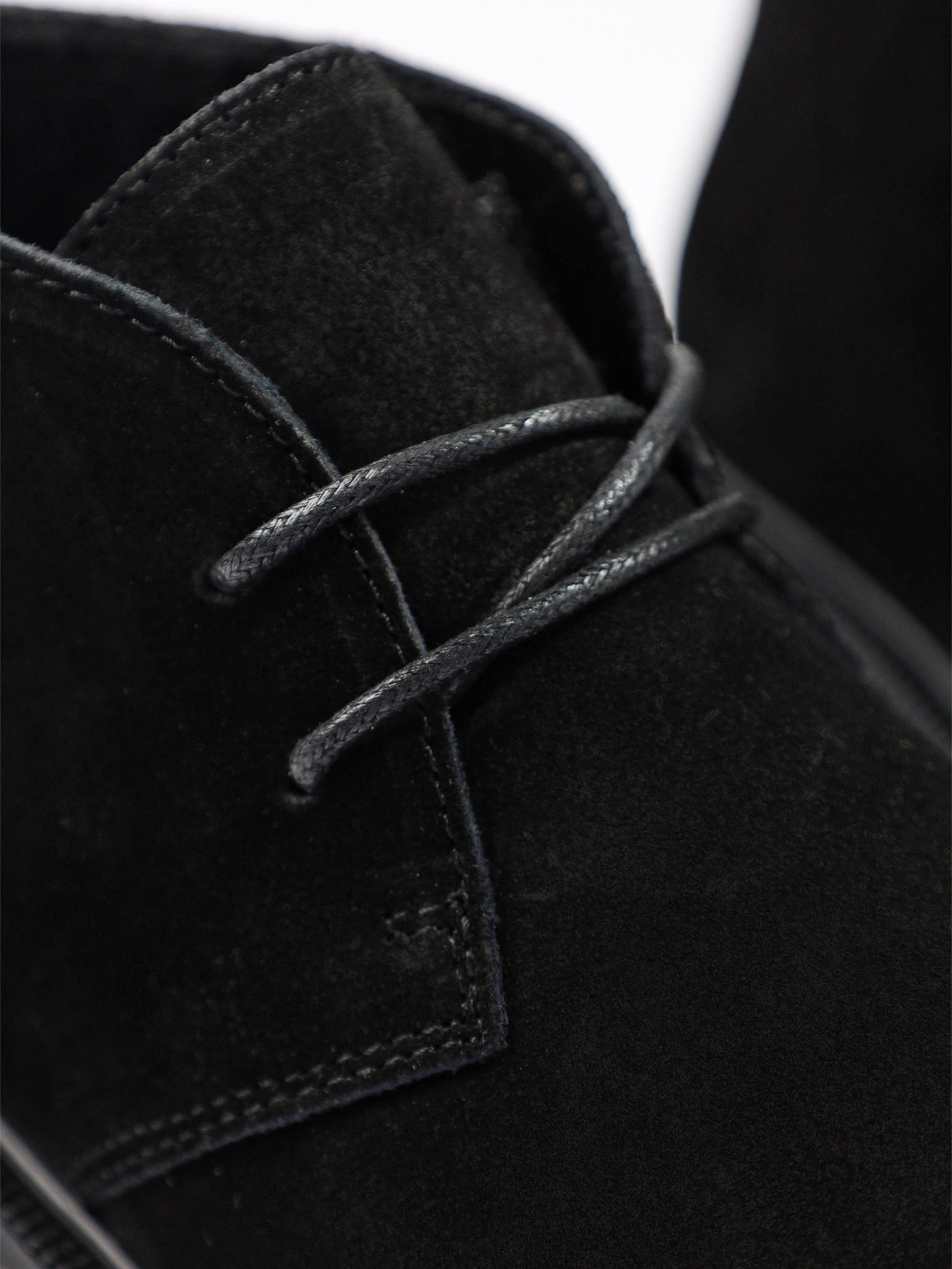 Ботинки черного цвета на шнуровке из натуральной замши